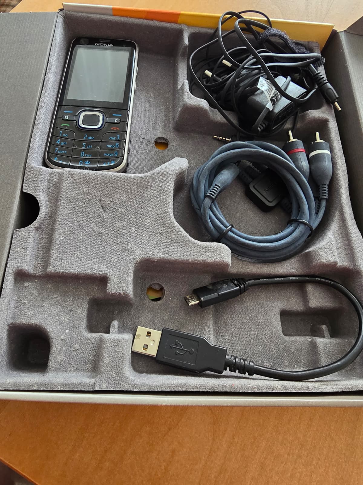 in diesem Foto gibt es ein Nokia handy, Nokia 6220 Classic.  damals konnte man als blinder Nutzer solche Handys benutzen, obwohl sie nicht so benutzerfreundlich wie IOS und Android waren.
