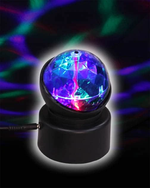 Eine kleine durchsichtige Kuppel auf einem Sockel, die bunte kaleidoskopische Lichtmuster projiziert.