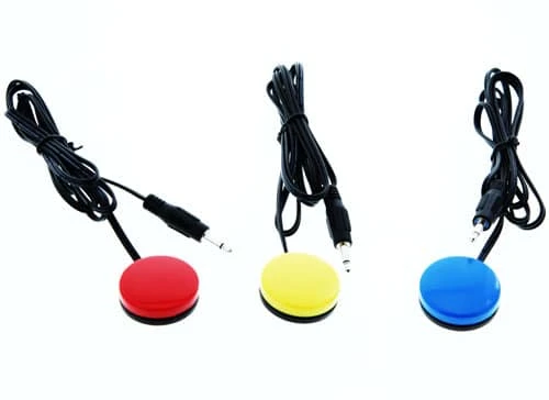 Un set di tre piccoli interruttori di capacità rotondi, ciascuno con un cavo collegato che termina con una spina.