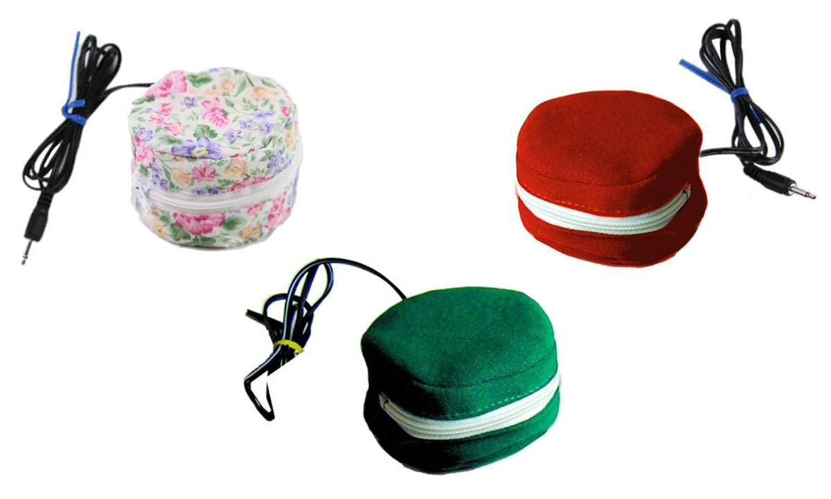 Piccoli interruttori morbidi rotondi a forma di cuscino con rivestimenti in tessuto a motivi floreali, verde e rosso, ciascuno con cavo.