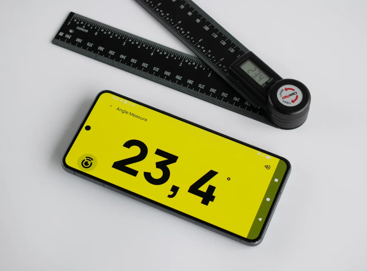 The AM-1 beside a phone showing 23,4 degrees in huge black type on yellow