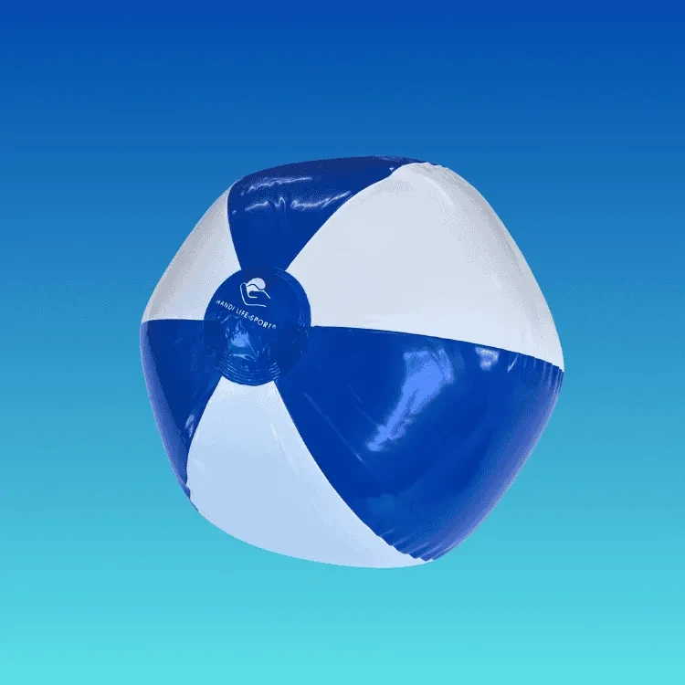 Ein blau-weißer aufblasbarer Wasserball.