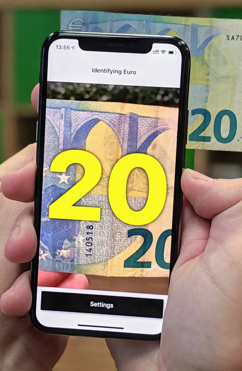 تطبيق Cash Reader يتعرّف على ورقة عشرين يورو ويعرض الرقم 20 بخط أصفر كبير.
