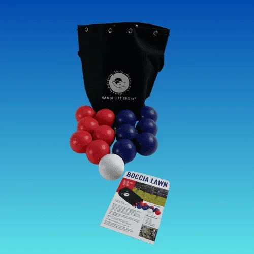 Una borsa nera con coulisse contenente bocce da boccia per esterni rosse e blu, una pallina bianca bersaglio e una scheda con le regole del Boccia Lawn.