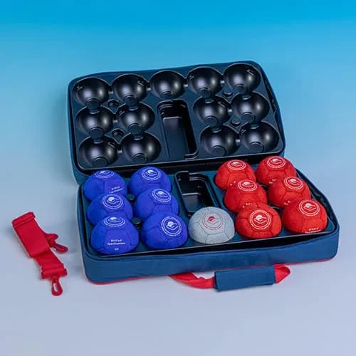 Geöffnetes marineblaues Boccia-Etui mit sechs blauen und sechs roten weichen Wildlederbällen und einem hellen Zielball, mit rotem Trageriemen.