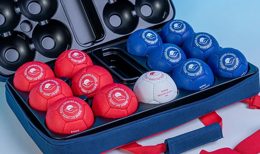 Nahaufnahme der roten, blauen und weißen Boccia Superior Classic Bälle, jeweils mit dem Handi Life Sport Logo gestempelt.