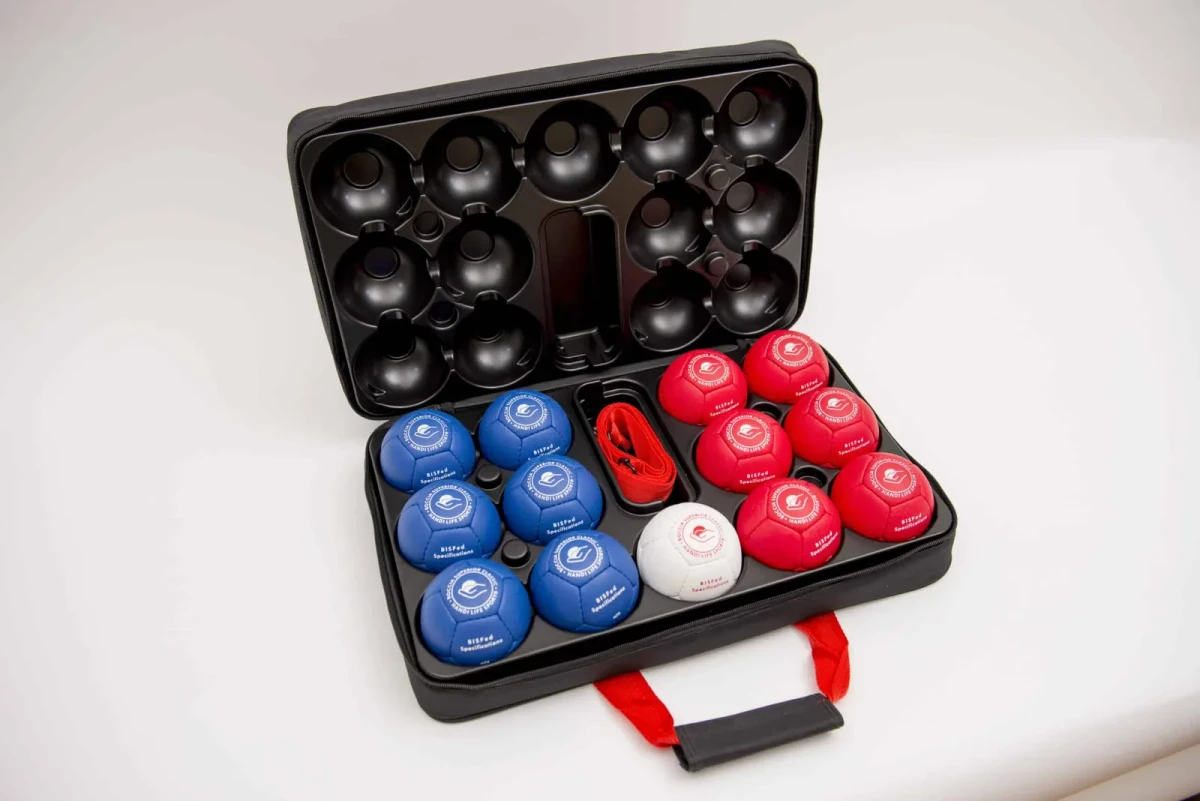 Die Boccia Superior Classic Bälle in der geöffneten blauen Tragetasche.