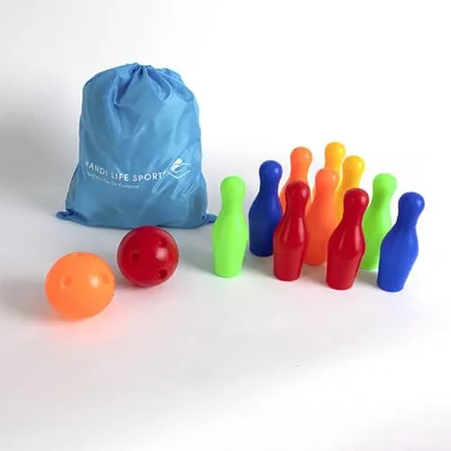 Zehn bunte Bowlingkegel mit zwei Kugeln mit Fingerlöchern und einer blauen Tasche.