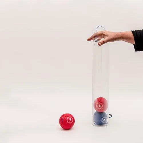 Un tubo in acrilico trasparente che raccoglie bocce da boccia rosse e blu, tenuto da una mano tramite la maniglia ad anello.