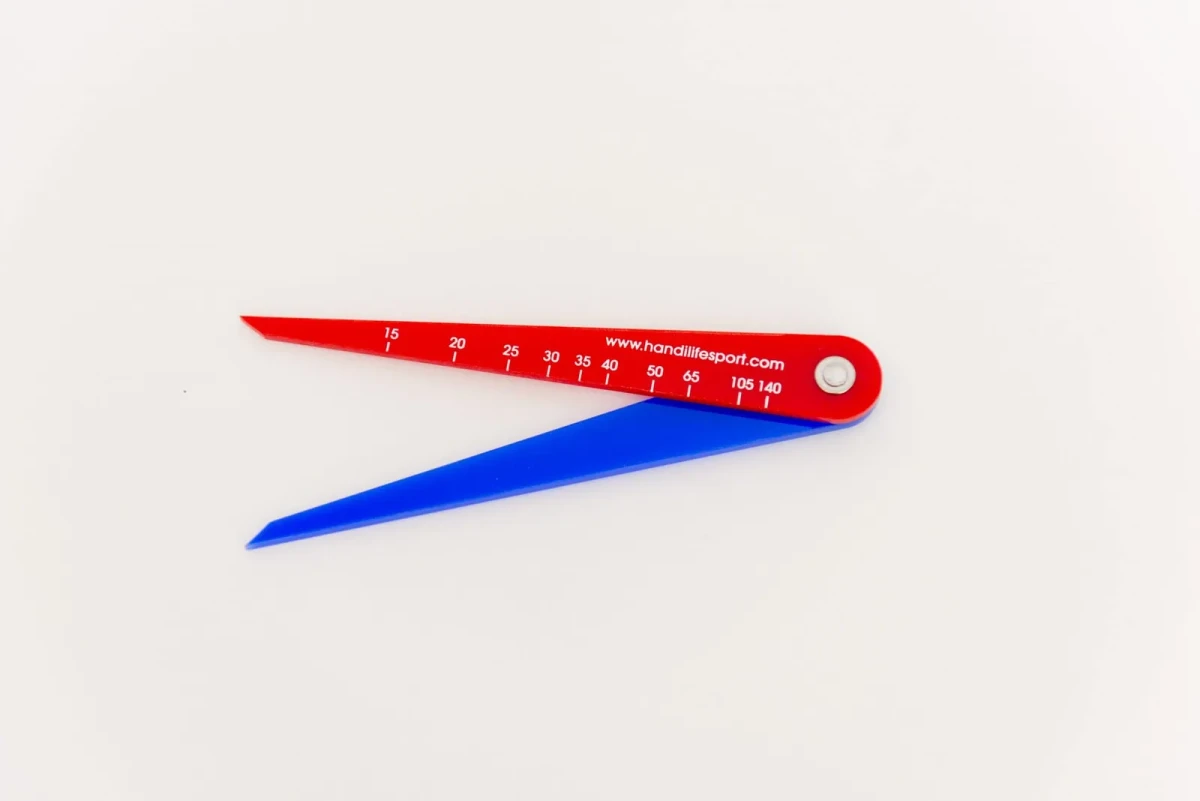 Ein kleiner rot-blauer V-förmiger Messschieber mit aufgedruckter Skala.