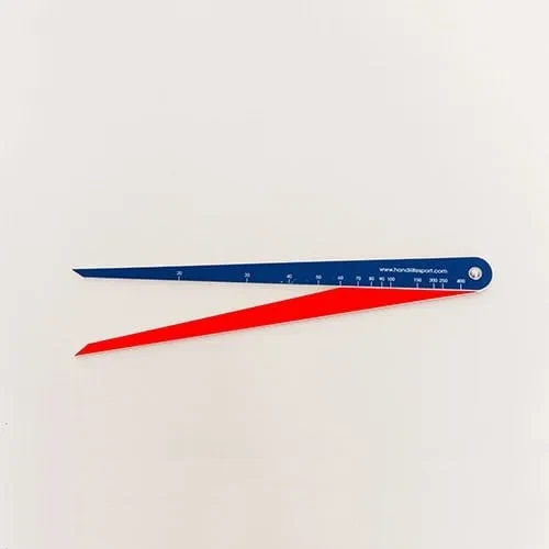 Ein langer blau-roter V-förmiger Messschieber mit aufgedruckter Skala.