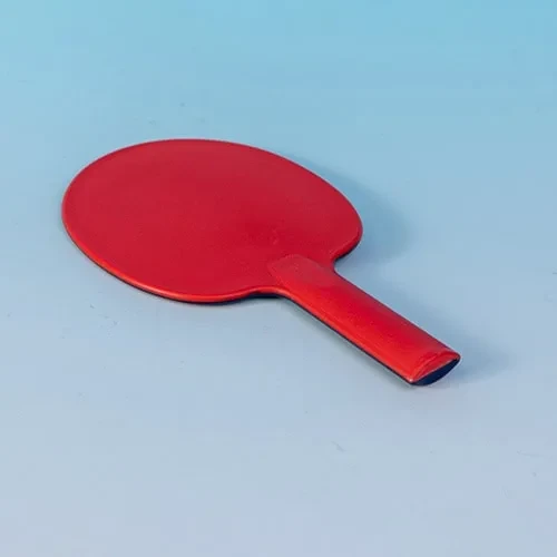 مضرب حكم البوتشيا، أحمر من الأعلى وأزرق من الأسفل مع مقبض قصير.