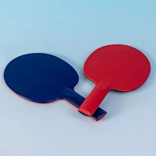 مضرب حكم البوتشيا يظهر وجهيه الأحمر والأزرق.