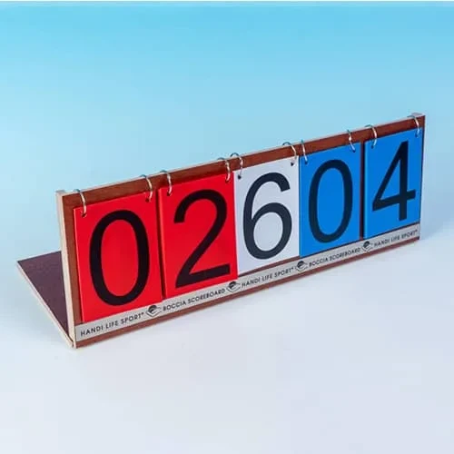 Tabellone segnapunti pieghevole per boccia con grandi numeri a fogli mobili su cartoncini rossi, bianchi e blu.
