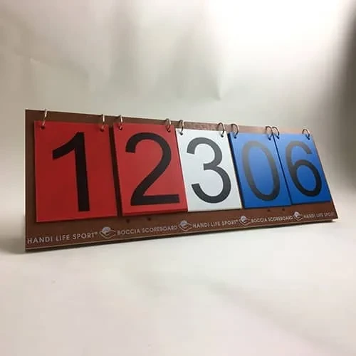 Primo piano delle carte con numeri ribaltabili del tabellone segnapunti per boccia.