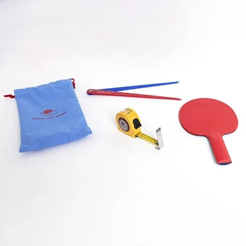 Una borsa blu con coulisse contenente una paletta rossa, un calibro rosso e blu e un metro a nastro giallo.