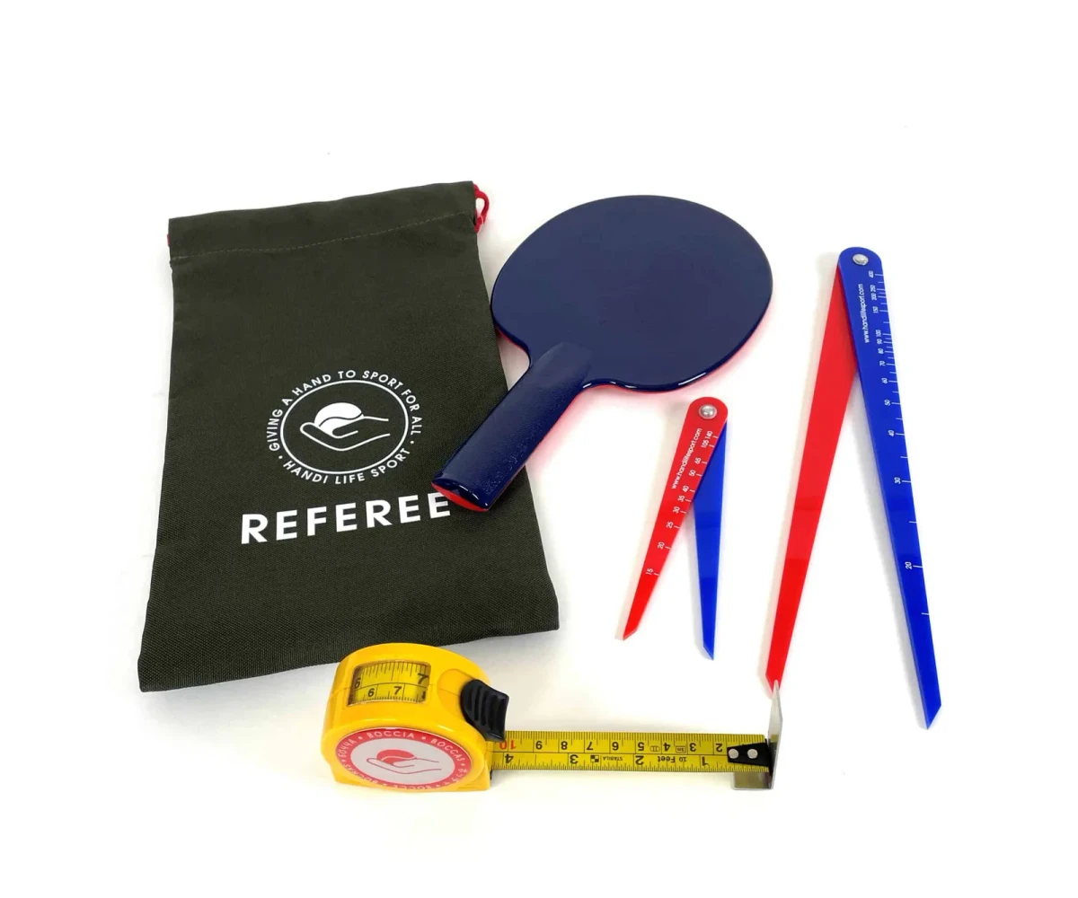 Kit da arbitro per boccia: borsa verde, paletta blu navy, calibri rosso e blu e metro a nastro giallo.
