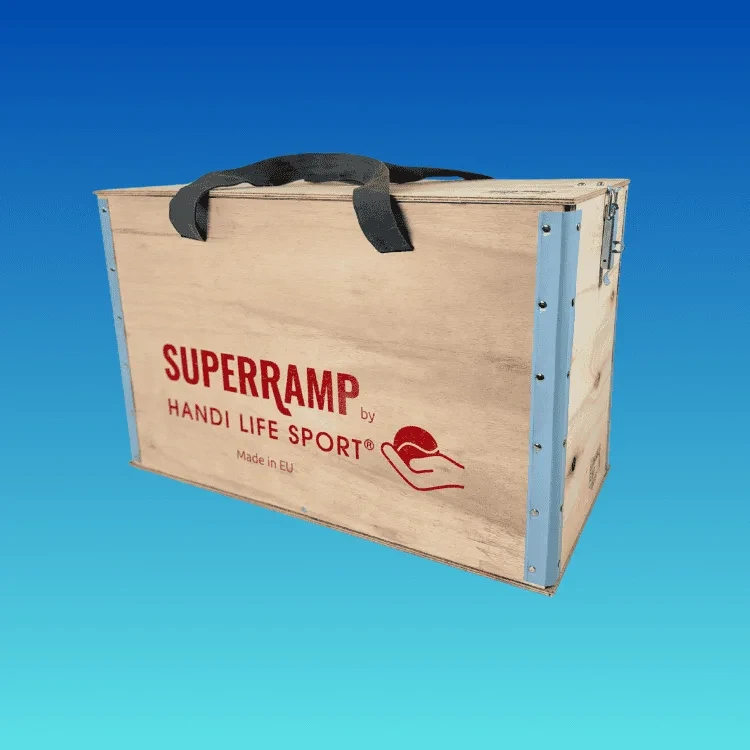 Una scatola di legno compensato con maniglia nera, stampata con la scritta SuperRamp by Handi Life Sport.