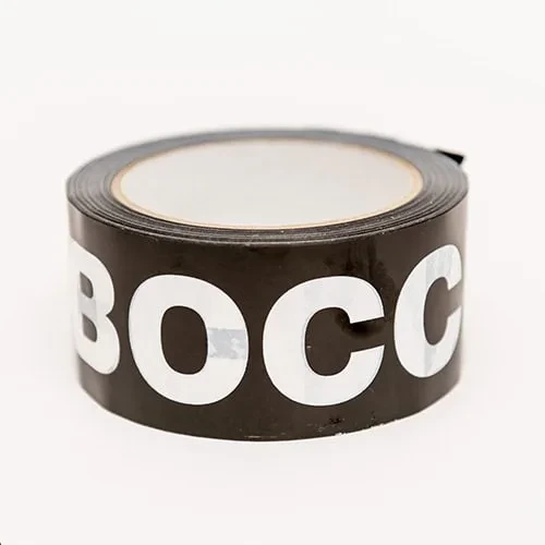 Eine Rolle schwarzes Boccia-Spielfeldklebeband mit weißem Aufdruck BOCCIA.