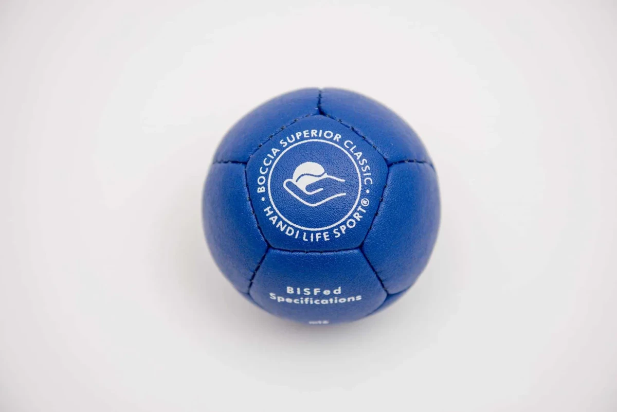 Ein einzelner blauer Superior Classic Boccia-Ball mit aufgedrucktem Handi Life Sport Logo.