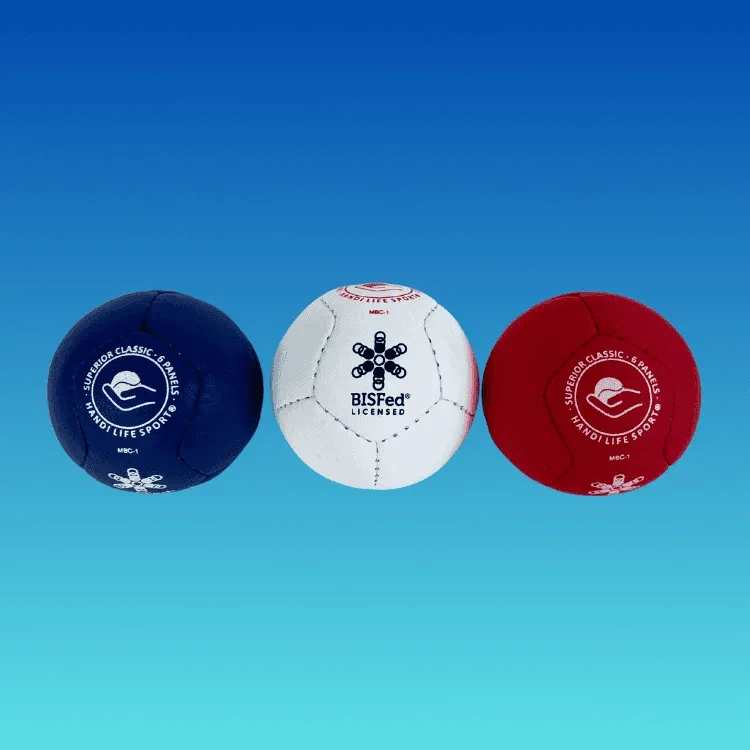 Drei sechsteilige Boccia-Bälle in Marineblau, Weiß und Rot mit dem Aufdruck "Superior Classic 6 Panels".