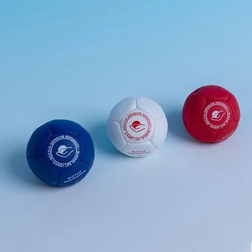 Drei Superior Supersoft Boccia-Bälle in Marineblau, Weiß und Rot.