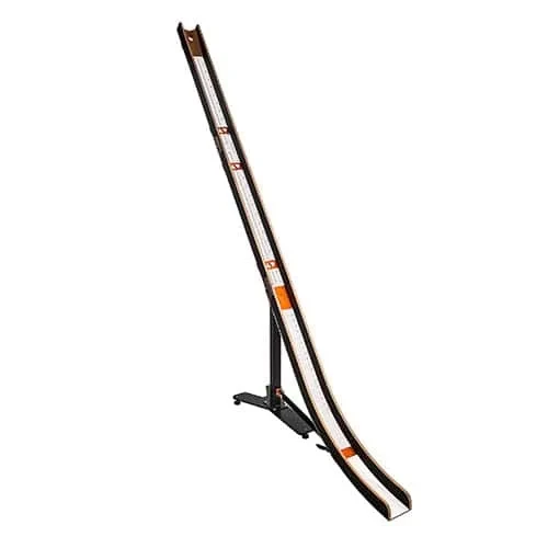 Eine hohe, geschwungene Boccia-Rampe aus Holz mit orangen Markierungen auf einem schwarzen Metallfuß.