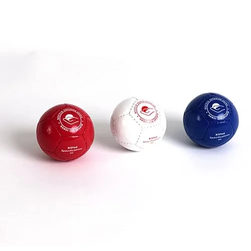 Drei glänzende Superior Shine Boccia-Kugeln in Rot, Weiß und Blau.
