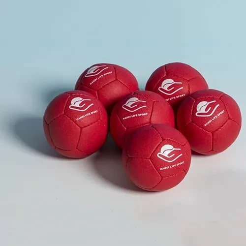 Eine Gruppe kleiner roter Boccia 200 Bälle mit dem Handi Life Sport Logo.