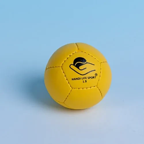 Ein einzelner, handgenähter, weicher gelber Crolf-Ball mit dem Handi Life Sport Logo.
