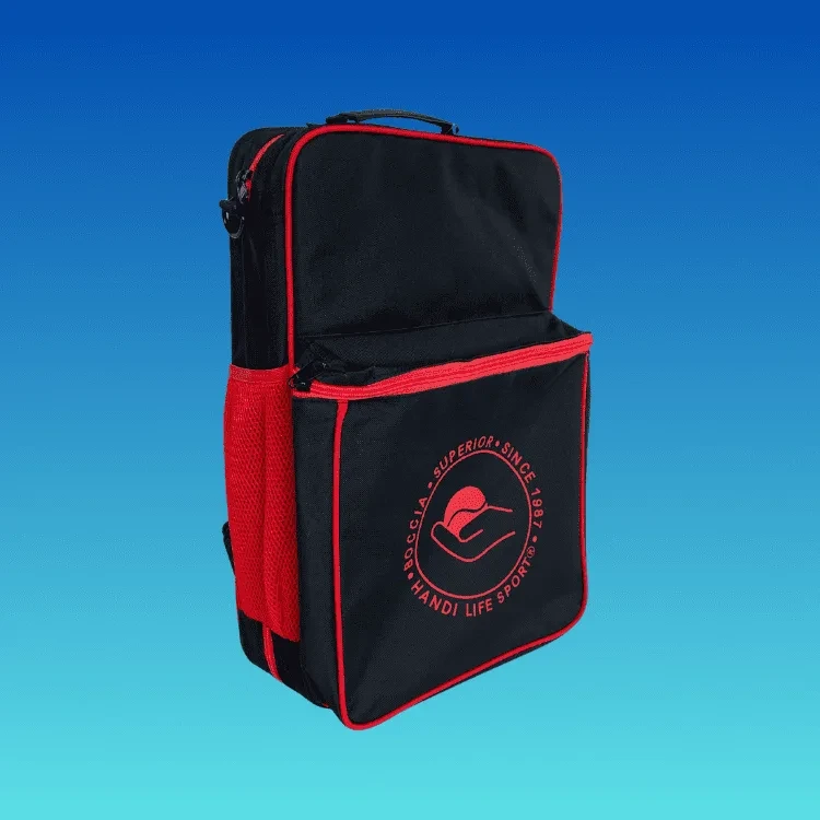 Schwarzer Boccia-Rucksack mit rotem Rand, großer Vordertasche und seitlicher Netztasche.