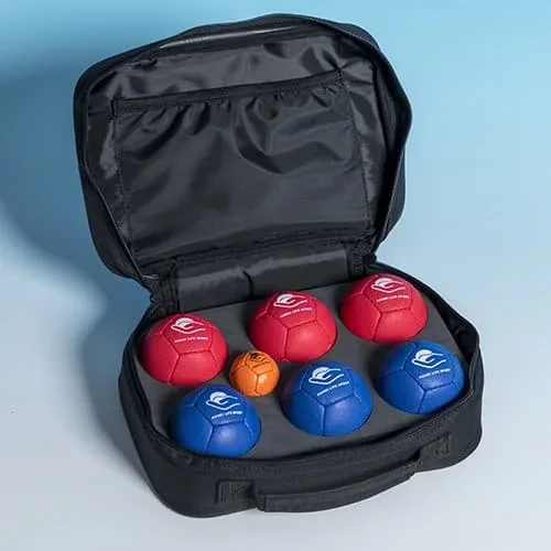 Ein geöffnetes schwarzes Etui mit sechs weichen roten und blauen Pétanque-Kugeln und einer orangefarbenen Zielkugel.