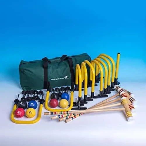 Ein Krocket-Set: eine grüne Tasche, gelbe Tore, Holzschläger und farbcodierte Bälle.