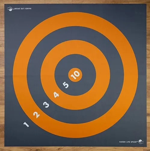 Eine quadratische Zielscheibenmatte mit orangefarbenen Bewertungsringen, nummeriert von 1 bis 10, auf dunkelgrauem Hintergrund.