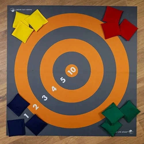 Eine Zielscheibenmatte mit orangefarbenen Ringen, nummeriert von 1 bis 10, mit Sitzsäcken in vier Farben an den Ecken.