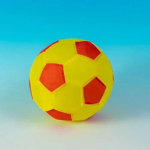 Ein mit hellgelbem und orangefarbenem Stoff bezogener Ballonball.