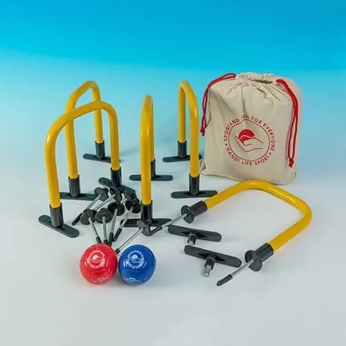 Gelbe Durchkriech-Reifen für das Spielen in Innenräumen aufgebaut.