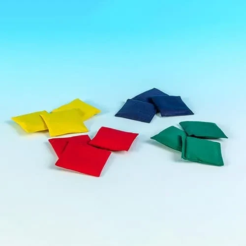 Zwölf Sitzsäcke in Rot, Blau, Gelb und Grün, jeweils drei pro Farbe.