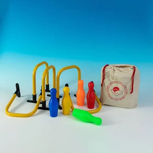 Durchgangstore und Kegel, aufgestellt zum Spielen.