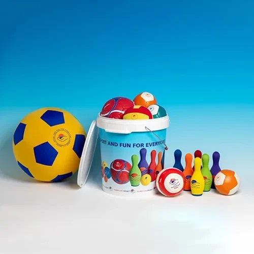 Ein Reha-Set: eine Dose mit bunten Bällen und Kegeln sowie einem gelb-blauen Schaumstoffball.
