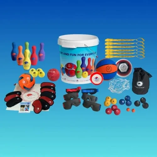 Ein großes Schulaktivitäten-Set: eine Wanne mit Fußbällen, Kegeln, Sitzsäcken, Masken und Leinen.