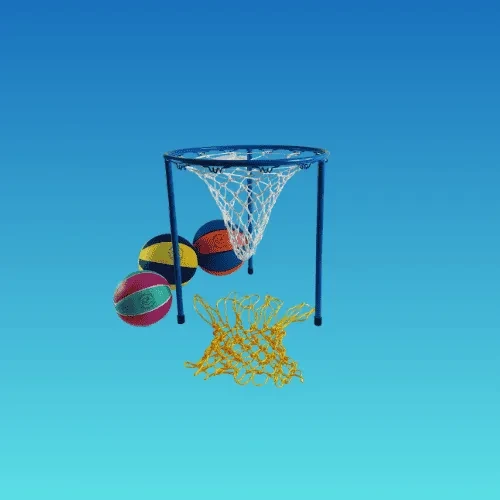 Ein blauer, freistehender Basketballkorb mit weißem Netz, drei bunte Bälle daneben und ein gelbes Ersatznetz.