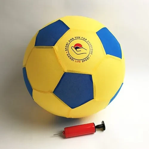 Ein weicher gelb-blauer Ball mit einer roten Ballpumpe daneben.