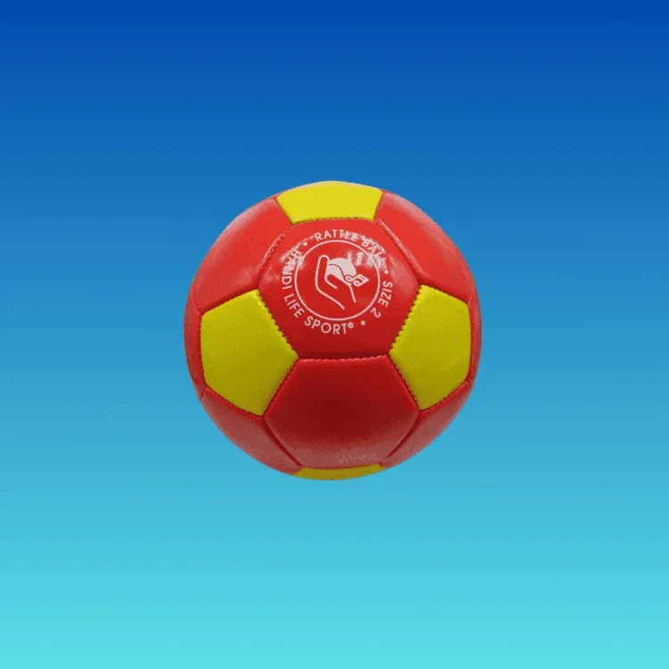 Ein kleiner rot-gelber Ball in Größe 2 mit der Aufschrift "Rattle Ball Size 2".