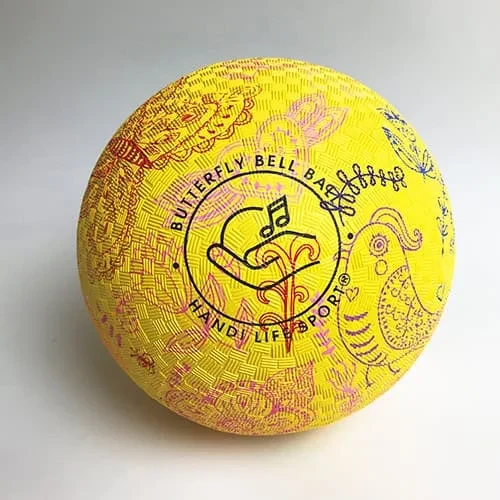 Gelber Ball mit roten, rosa und blauen Schmetterlingsmustern, beschriftet mit "Butterfly Bell Ball".