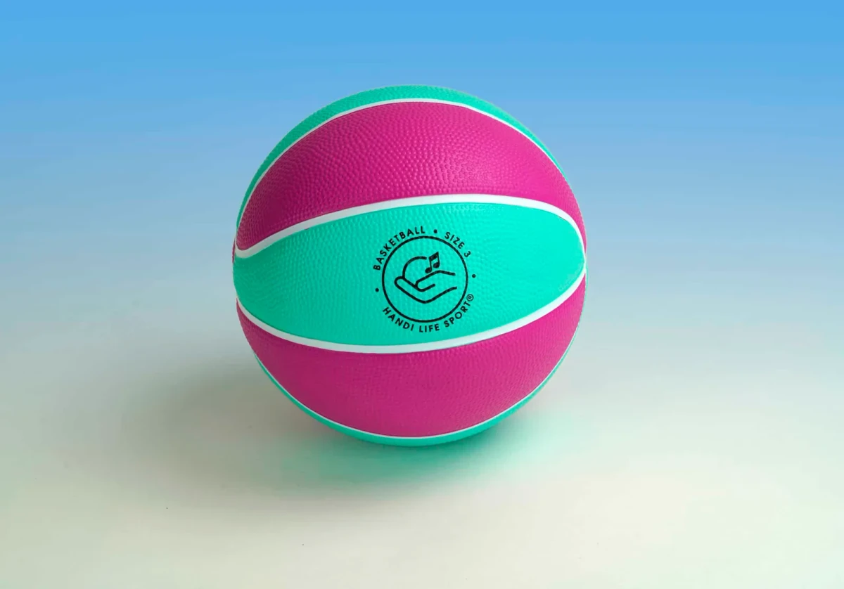 Un pallone da basket rosa e verde acqua taglia 3 con la scritta "Basketball Size 3".