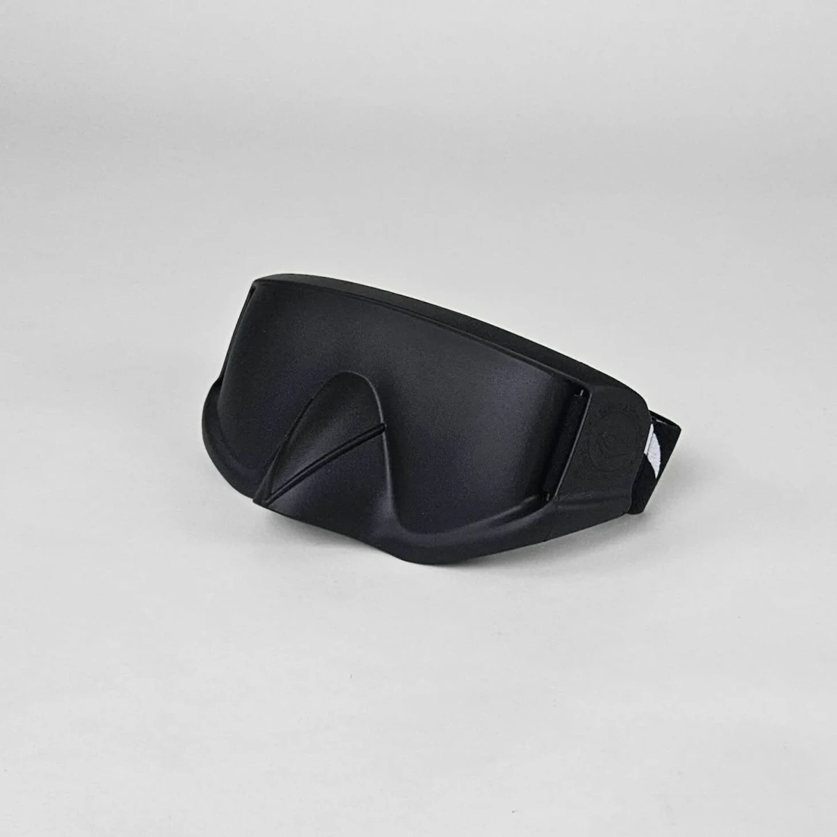 La maschera sportiva BEKO per ciechi mostrata da vicino, con la protezione per il naso visibile.