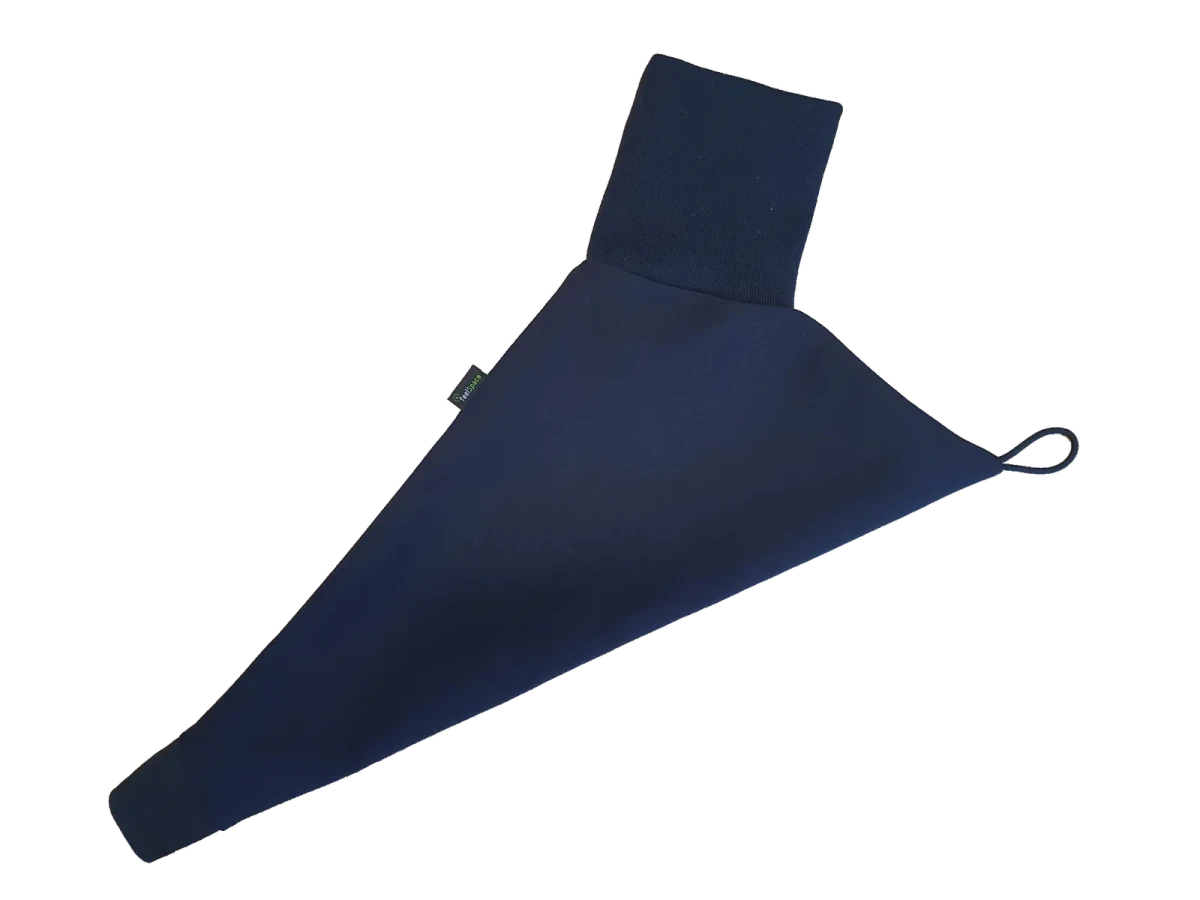 Der marineblaue Blindenstock-Handschuh flach ausgelegt: eine lange, sich verjüngende Hülle aus dunkelblauem Stoff mit geripptem Strickbund am breiten Ende und einem schmalen gerippten Band an der Spitze.