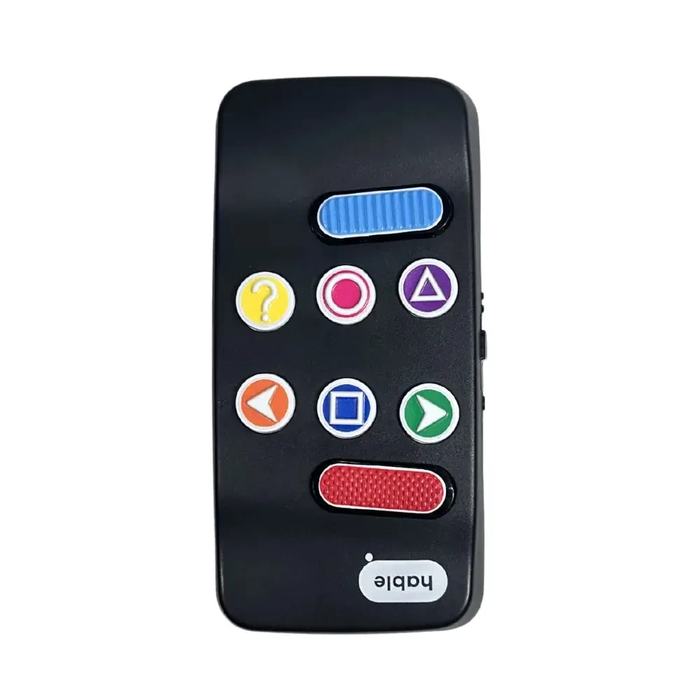 Il controller Hable Easy su sfondo bianco: un piccolo dispositivo portatile nero con otto pulsanti in rilievo, un ovale blu zigrinato in alto, poi sei pulsanti rotondi codificati a colori contrassegnati da un punto interrogativo giallo, un cerchio rosa, un triangolo viola, una freccia sinistra arancione, un quadrato blu e una freccia destra verde, e un ovale rosso texturizzato in basso, con il logo hable.