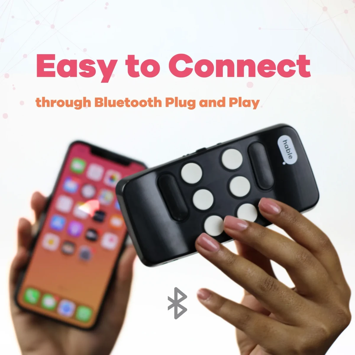 رسم ترويجي يقول 'سهل الاتصال عبر Bluetooth، قم بالتوصيل والتشغيل'. يد تمسك بلوحة مفاتيح برايل Hable One بينما تمسك يد أخرى بجهاز iPhone، مع رمز Bluetooth بينهما.